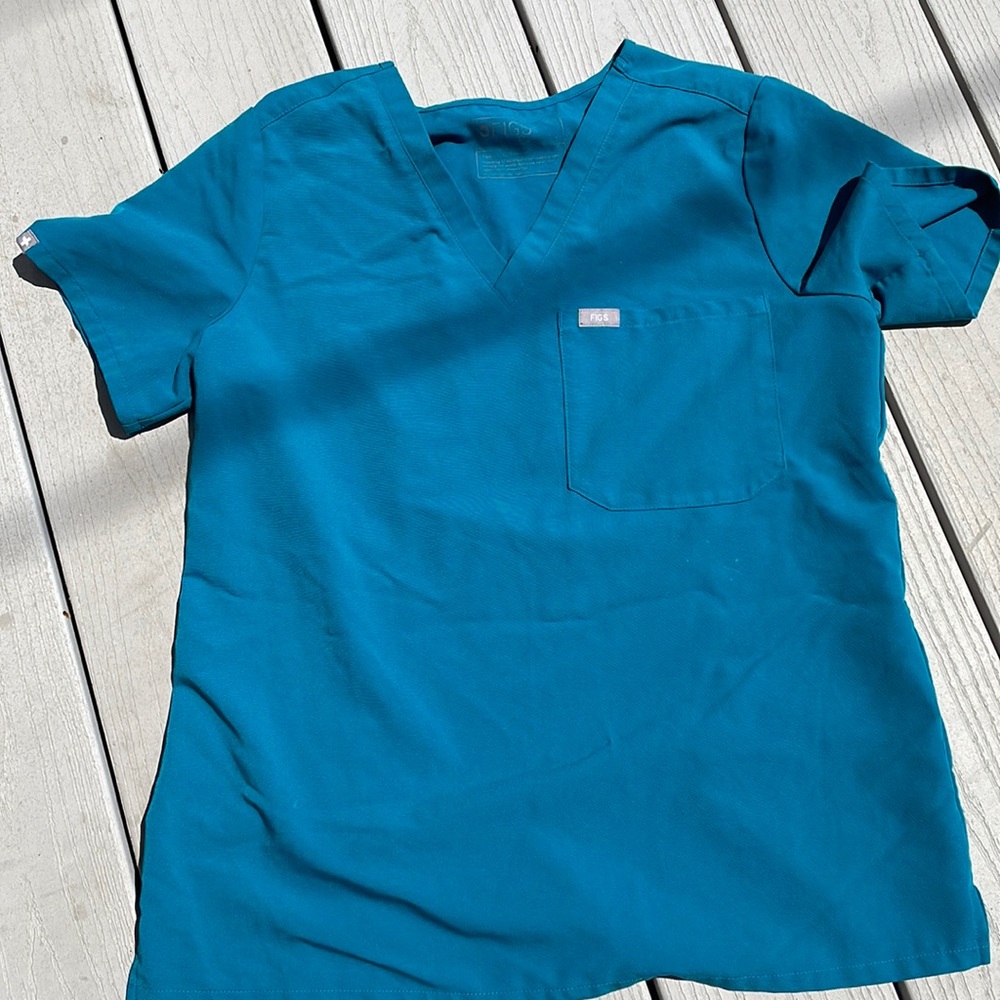 Figs Catarina One pocket top. Small bleach stain as shown